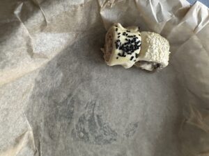 Układanie pasztecików w naczyniu do pieczenia