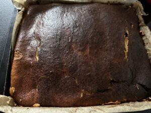 Upieczony seromakowiec klasyczny bez spodu studzący się w formie