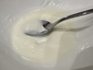 Gęsty lukier używany do dekoracji seromakowca klasycznego bez spodu