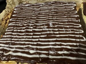 Dekorowanie seromakowca klasycznego bez spodu paskami lukru