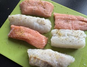 marynowanie ryby w przyprawach – przepis na rybę ze szpinakiem