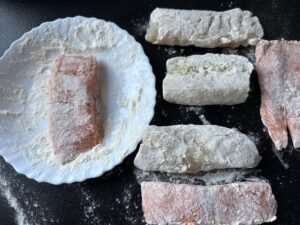 obtaczanie filetów w mące