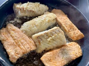 smażenie ryby na patelni