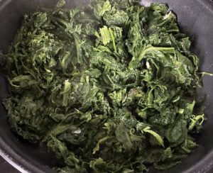 świeży szpinak podsmażany na patelni