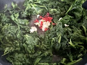 szpinak z czosnkiem i chilli – baza pod rybę w sosie curry