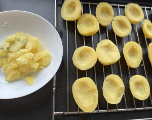 Ziemniaki pieczone z boczkiem i warzywami - IMG 5072 scaled e1744273339655