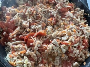 pomidory dodane do farszu na naleśniki z mięsem mielonym