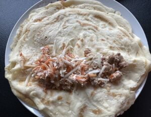 nakładanie farszu na naleśniki