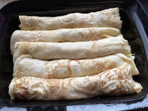 zwinięte naleśniki po chłopsku w naczyniu żaroodpornym