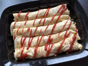 naleśniki z mięsem mielonym polane ketchupem