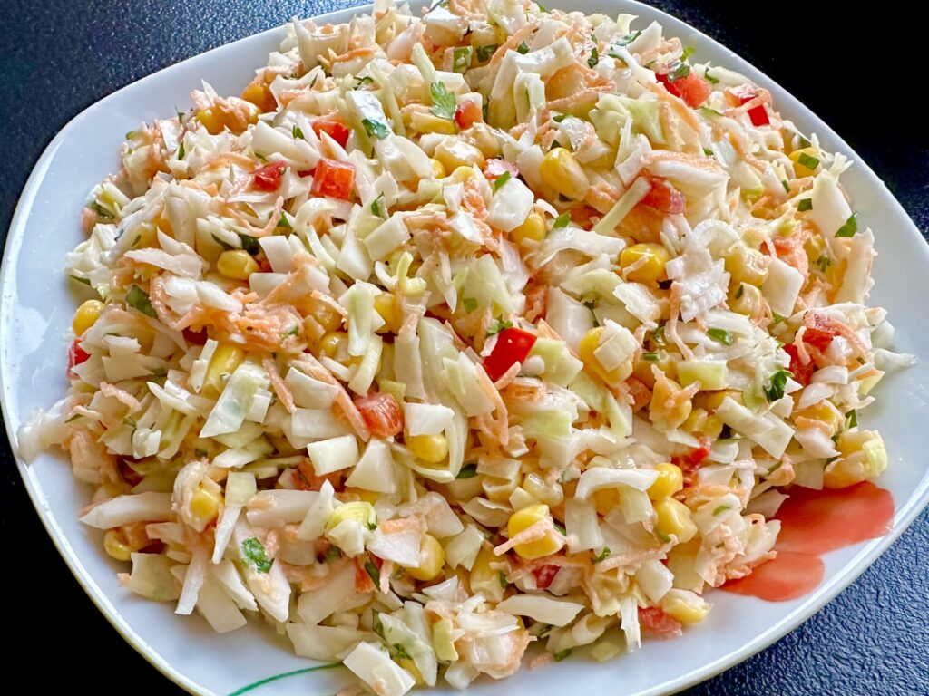 Surówka z białej kapusty z sosem musztardowo-miodowym