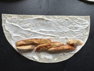 Przekąski z tortilli w dwóch smakach - z kurczakiem i z łososiem - IMG 8239