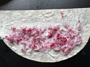 Przekąski z tortilli w dwóch smakach - z kurczakiem i z łososiem - IMG 8242