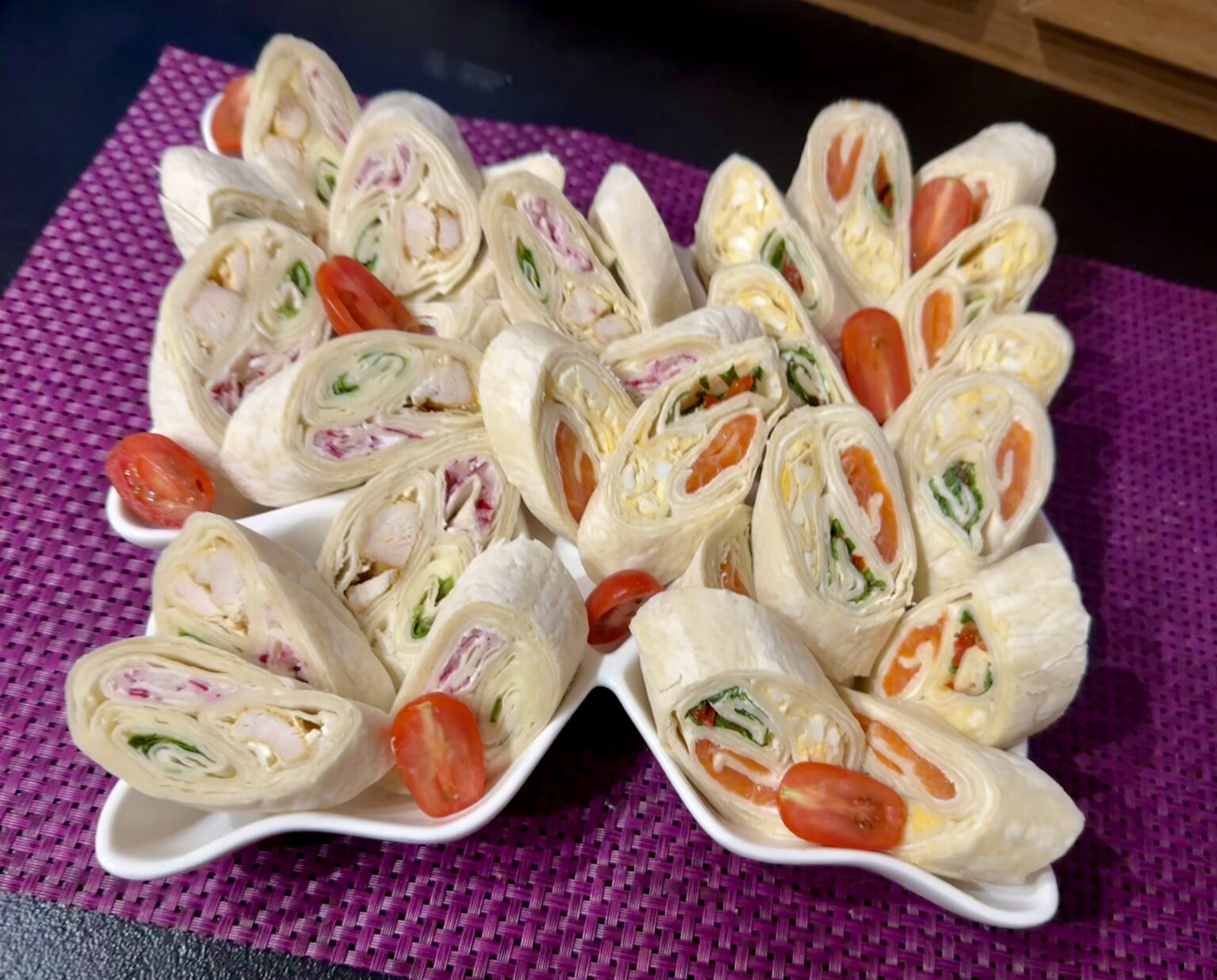 Przekąski z tortilli w dwóch smakach - z kurczakiem i z łososiem - IMG 8374