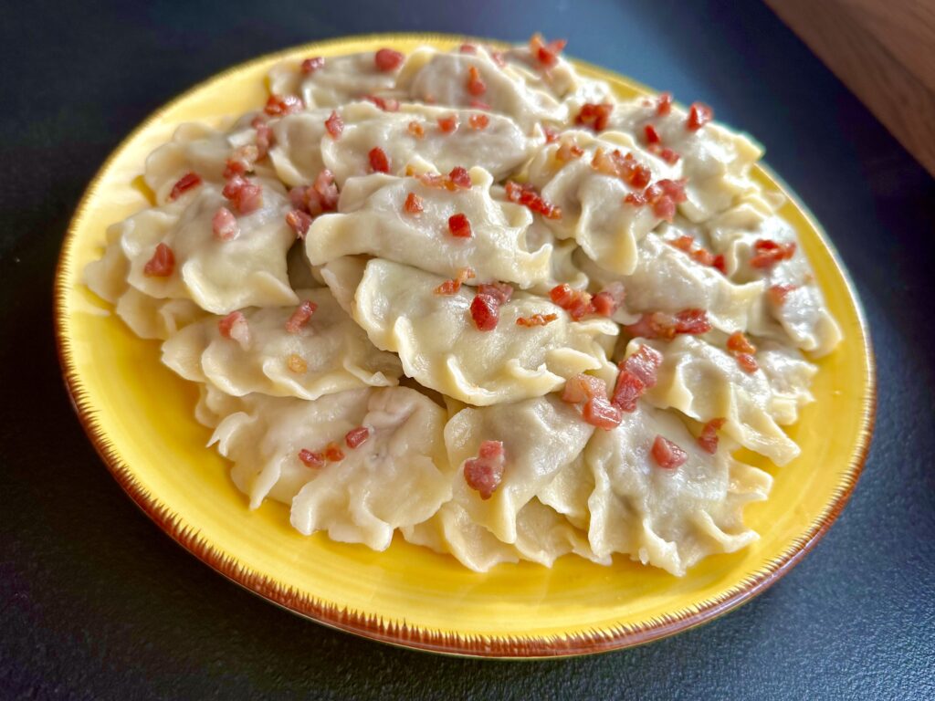 Pierogi z białą kiełbasą i chrzanem