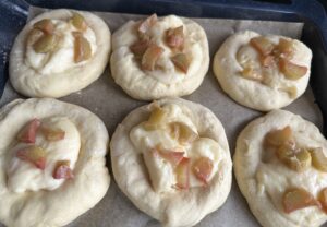 Drożdżówki z rabarbarem i budyniem - IMG 0137