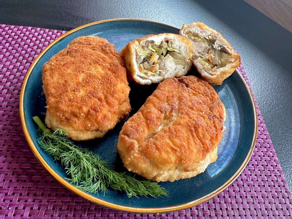 Koperty drobiowe z młodą kapustą i pieczarkami