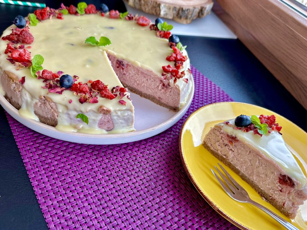 Sernik malinowy z białą czekoladą