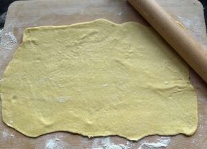 Rozwałkowany kawałek ciasta