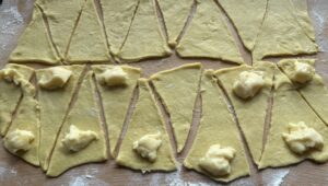 Nakładanie budyniu na ciasto