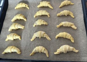 Uformowane rogaliki gotowe do wyrośnięcia