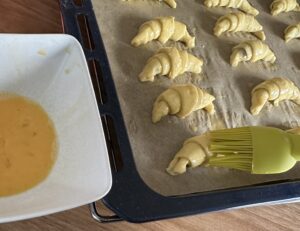 Smarowanie rogalików jajkiem przed pieczeniem