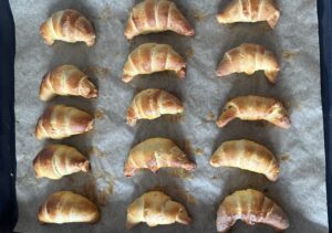 Upieczone rogaliki na blaszce