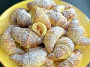 Domowe zatapiane rogaliki z budyniem i rabarbarem