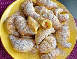 Aromatyczne rogaliki z budyniem