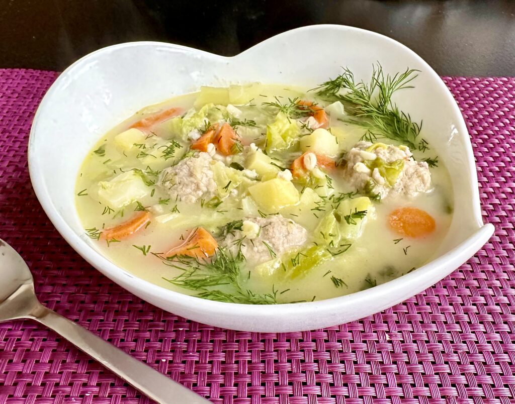 Wiosenna zupa z klopsikami, młodą kapustą i kaszą bulgur
