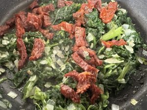 Makaron w sosie śmietanowym ze szpinakiem i suszonymi pomidorami - IMG 1211