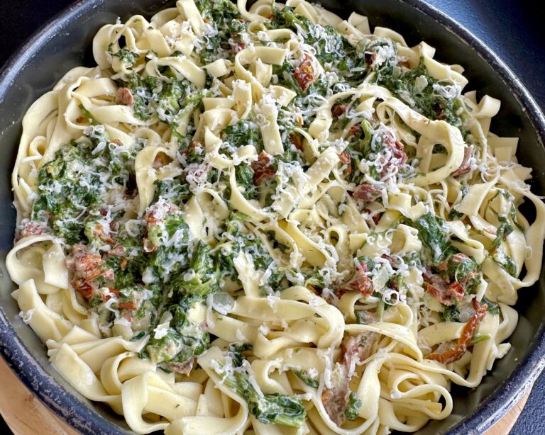 Makaron w sosie śmietanowym ze szpinakiem i suszonymi pomidorami - IMG 1224