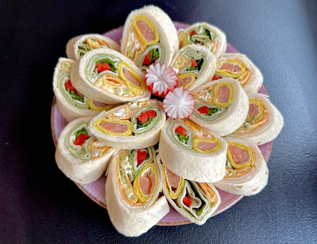 Koreczki z tortilli z łososiem i pastą awokado