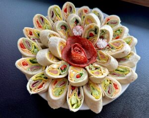 Koreczki z tortilli w dwóch wersjach - z salami i z łososiem - IMG 8724