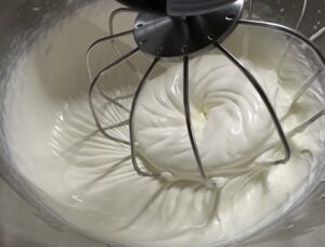 Śmietanowiec z białą czekoladą i malinami - IMG 9663