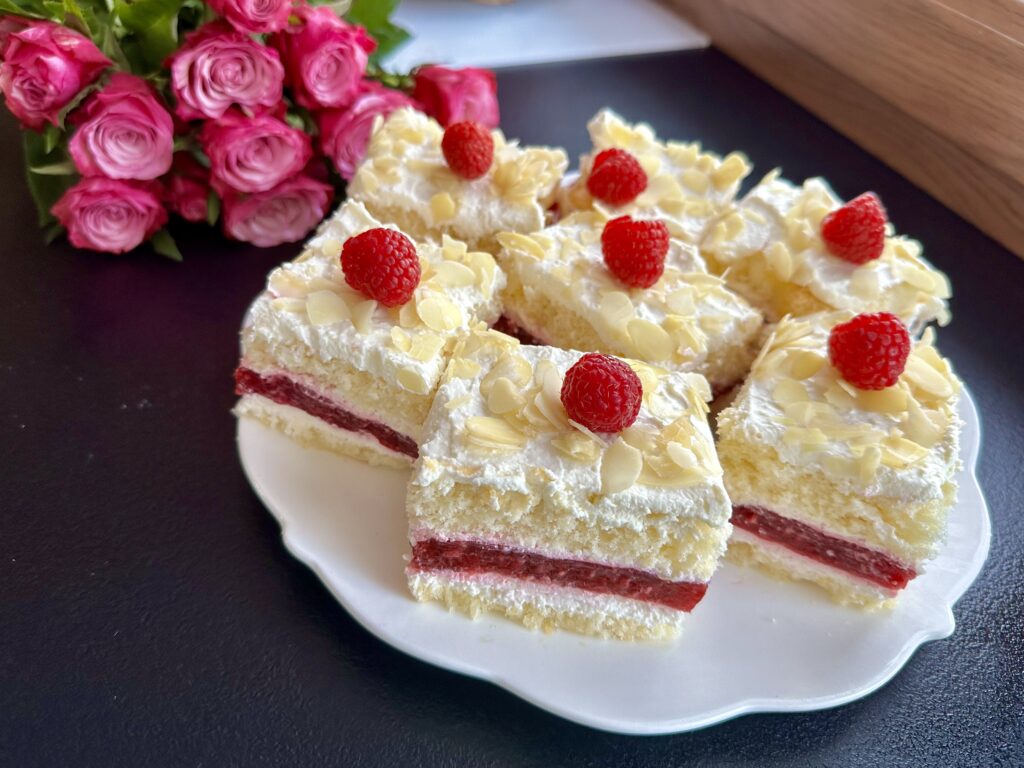 Śmietanowiec z białą czekoladą i malinami