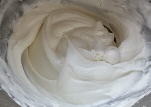 Truskawkowy ogród - jogurtowo-śmietankowe ciasto bez pieczenia na chrupiącym, czekoladowym spodzie! - IMG 2255