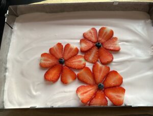 Truskawkowy ogród - jogurtowo-śmietankowe ciasto bez pieczenia na chrupiącym, czekoladowym spodzie! - IMG 2278