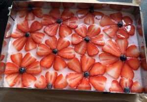 Truskawkowy ogród - jogurtowo-śmietankowe ciasto bez pieczenia na chrupiącym, czekoladowym spodzie! - IMG 2281