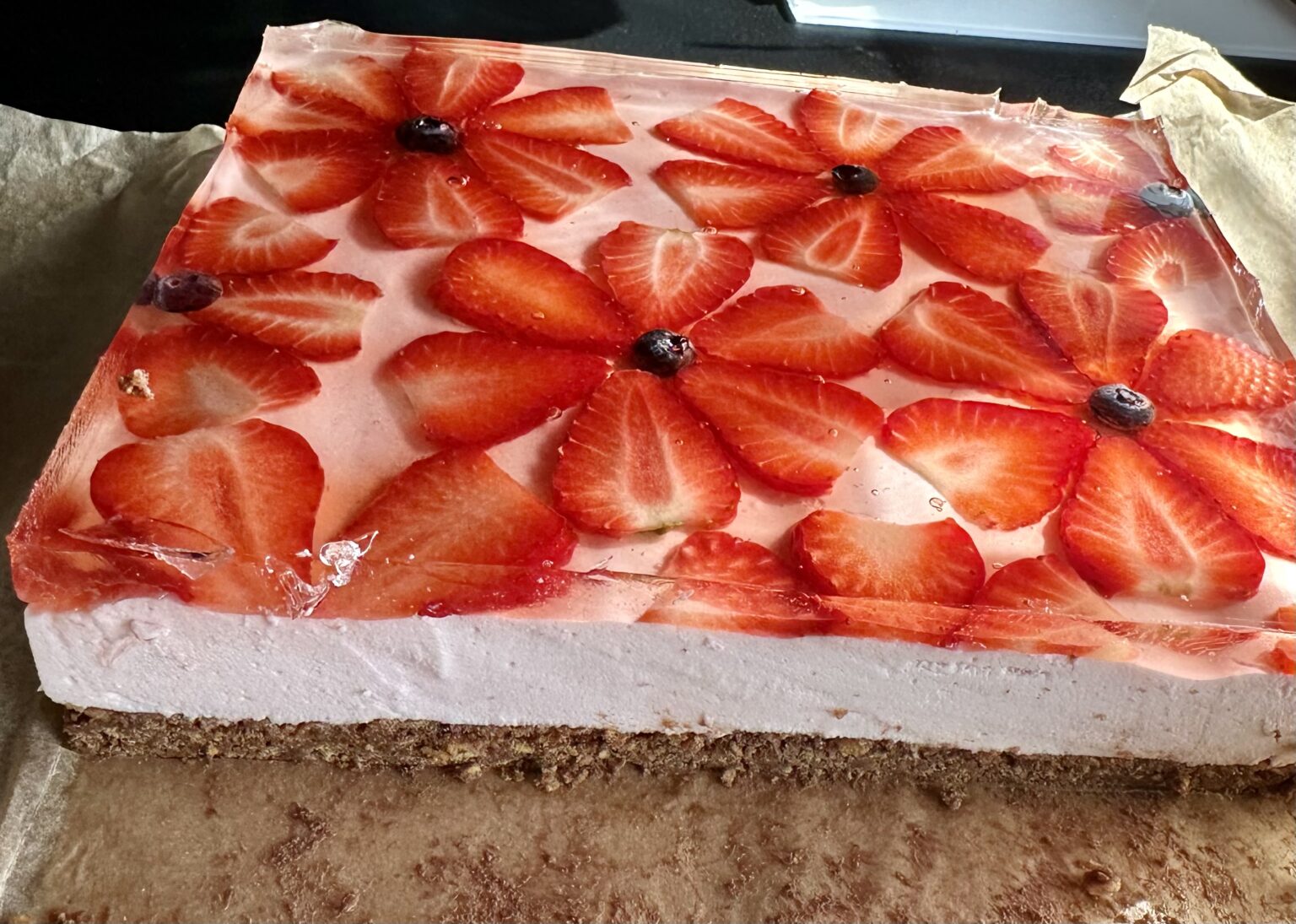 Truskawkowy ogród - jogurtowo-śmietankowe ciasto bez pieczenia na chrupiącym, czekoladowym spodzie! - IMG 2594