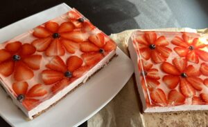 Truskawkowy ogród - jogurtowo-śmietankowe ciasto bez pieczenia na chrupiącym, czekoladowym spodzie! - IMG 2596
