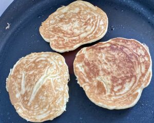 Jogurtowe pankejki śniadaniowe (pancakes) - IMG 3157 scaled e1715591096693