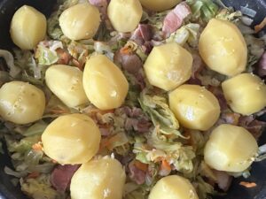 Młode ziemniaczki z boczkiem i kapustą - IMG 3584