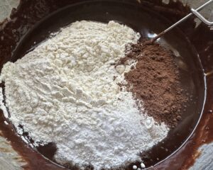 Ciasto brownie z wiśniami i kremem śmietankowym - IMG 3761