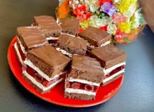 Ciasto brownie z wiśniami i kremem śmietankowym - IMG 3833