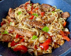 Smażony makaron z chrupiącymi warzywami i soczystym schabem - IMG 5174