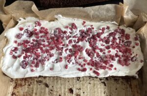 Torcik brownie - koszyczek truskawek - IMG 6365