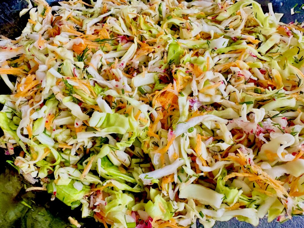 Wakacyjna surówka z sosem miodowym