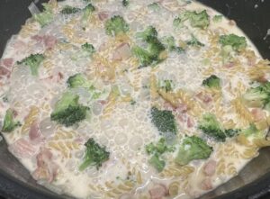 Kremowy makaron z boczkiem i sosem brokułowym - IMG 8109