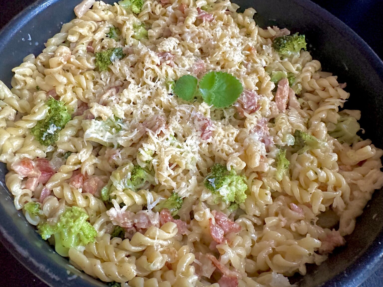 Kremowy makaron z boczkiem i sosem brokułowym - IMG 8129
